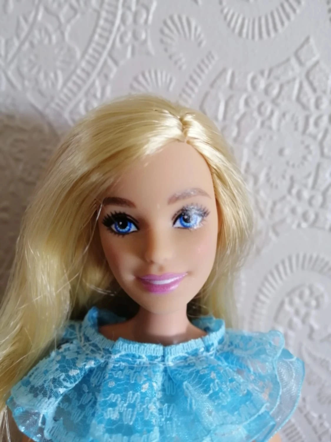 Jolie Barbie dans une tenue bleue – photo 2